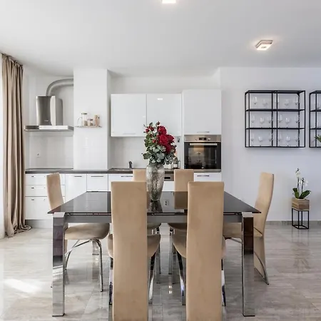 Luxury Rooftop Zalato Apartment
