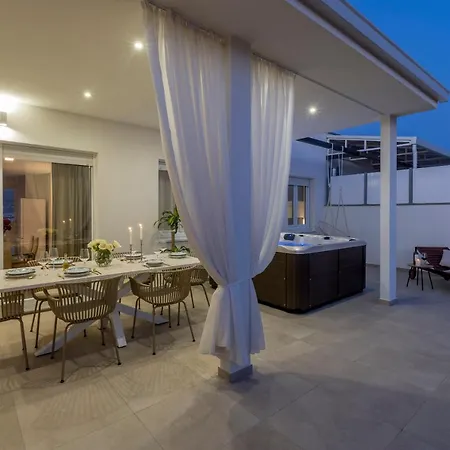 Luxury Rooftop Zalato Apartment *